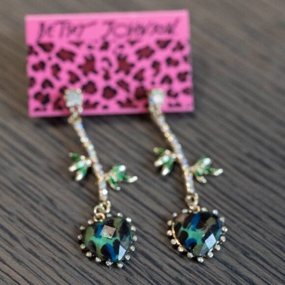 NWT Betsy Johnson Asian Jungle Heart Earrings - Picture 2 of 3